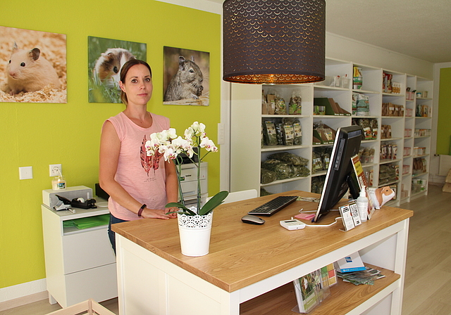 Die Suche nach einer passenden Lokalität hat ein Ende: Sandra Kuchen im neu eröffneten Fellnasen-Shop in Holderbank. Foto: Carolin Frei