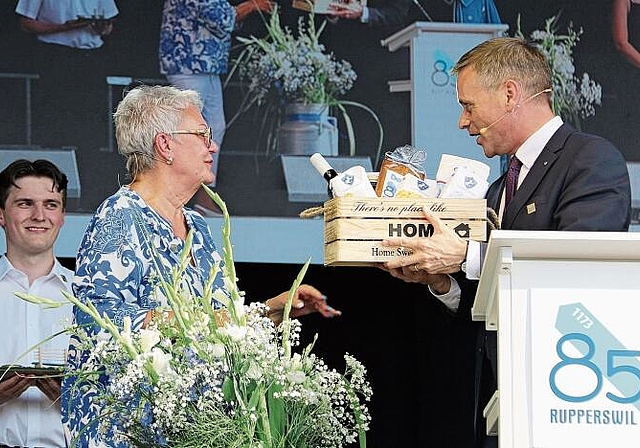 Gratulierte Frau Gemeindeammann Mirjam Tinner im Namen des Kantons zum 850-Jahr-Jubiläum: Jean-Pierre Gallati.Foto: Romi Schmid