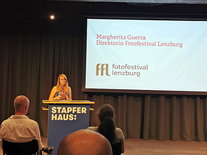 Bereits die dritte Begrüssung: Direktorin Margherita Guerra an der Eröffnung des Fotofestivals Lenzburg. Foto: Fritz Thut
