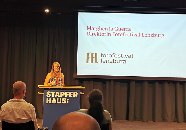 Bereits die dritte Begrüssung: Direktorin Margherita Guerra an der Eröffnung des Fotofestivals Lenzburg. Foto: Fritz Thut
