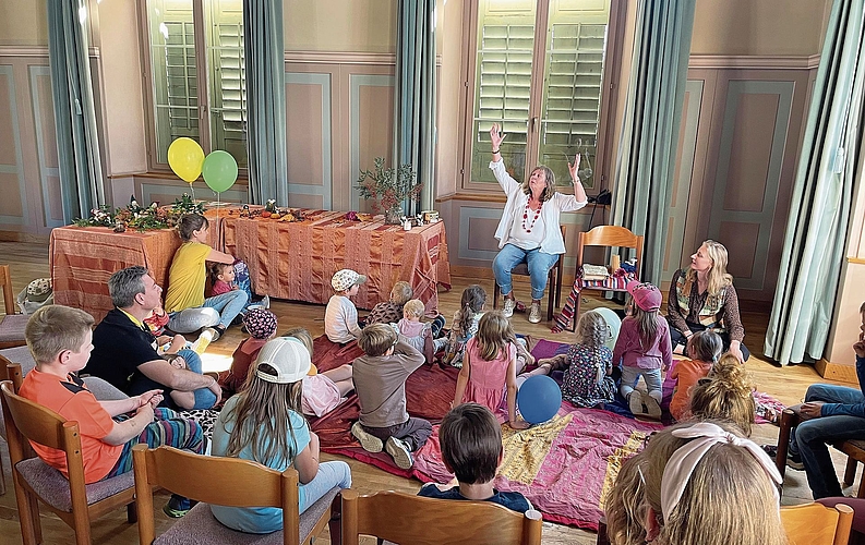 Die Märchenstunde zog alle in den Bann. Die beiden Märchenerzählerinnen verzauberten die Kinder.Foto: zvg Die Märchenstunde zog alle in den Bann. Die beiden Märchenerzählerinnen verzauberten die Kinder.Foto: zvg