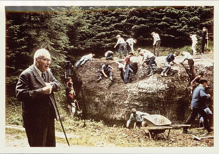 Das Kadettenkorps Seengen putzt den Titistein. Links im Vordergrund steht Dr. Reinhold Bosch.Foto: zvg Das Kadettenkorps Seengen putzt den Titistein. Links im Vordergrund steht Dr. Reinhold Bosch.Foto: zvg