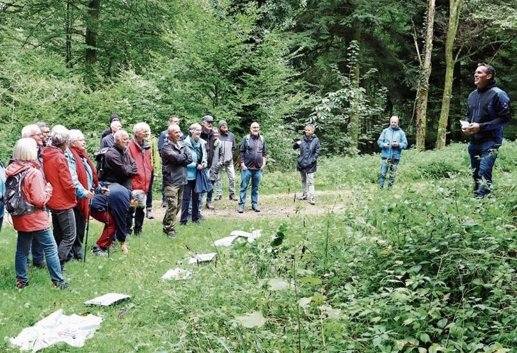 Einer von vier Posten am Waldumgang: Förster Markus Dietiker spricht über Neophyten.Foto: Romi Schmid