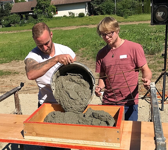 Aufmerksam: Manuel Bachmann und Jonas Räber giessen die Form aus.
