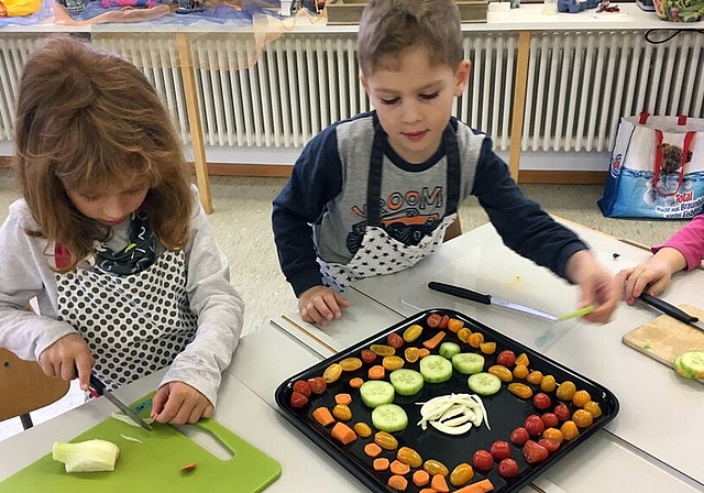 <em>Selbst gemacht schmeckt sogar Gemüse:</em> Projektwoche «Spielend Kochen» bei Kindergarten und Unterstufe Birrwil. Foto: zvg