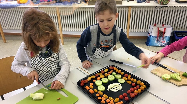 <em>Selbst gemacht schmeckt sogar Gemüse:</em> Projektwoche «Spielend Kochen» bei Kindergarten und Unterstufe Birrwil. Foto: zvg