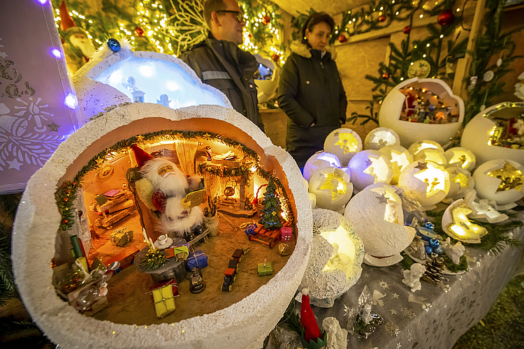 Inspirationen zur Weihnachtszeit: Viele Marktstände bieten allerlei Geschenkideen sowie alte Handwerkskünste an. Foto: Pascal Meier/Museum Aargau