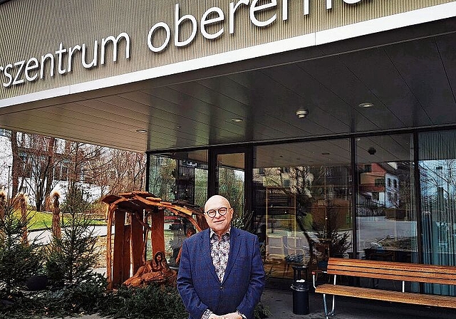 «Wir alle hier drin haben gelitten»: Zentrumsleiter Michael Hunziker vor dem Eingang des Alterszentrum Obere Mühle in Lenzburg. Foto: Fritz Thut