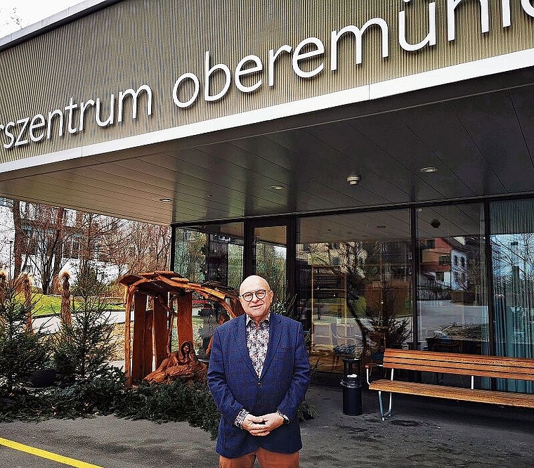 «Wir alle hier drin haben gelitten»: Zentrumsleiter Michael Hunziker vor dem Eingang des Alterszentrum Obere Mühle in Lenzburg. Foto: Fritz Thut