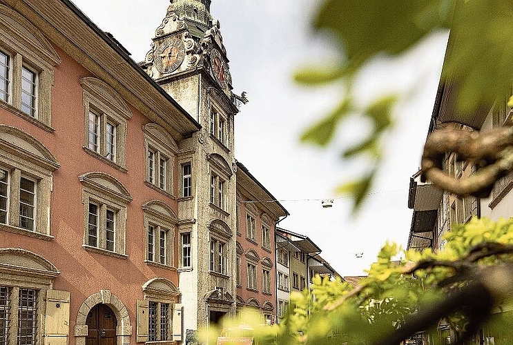 Sanierung wird von der Stiftung Dr. Hans Dietschi unterstützt: Die Fassade des Lenzburger Rathauses. Foto: Chris Iseli