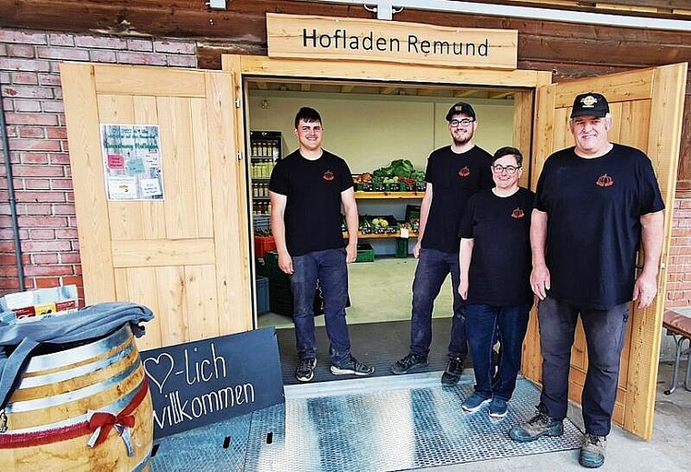 Direktvermarktung statt Milchwirtschaft: Der Eingang zum neuen Hofladen der Familie Remund mit Roman, Joel, Astrid und Ueli Remund. Foto: Fritz Thut