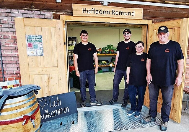 Direktvermarktung statt Milchwirtschaft: Der Eingang zum neuen Hofladen der Familie Remund mit Roman, Joel, Astrid und Ueli Remund. Foto: Fritz Thut