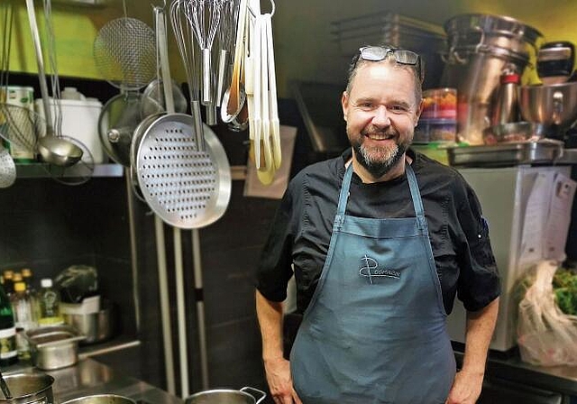 Reduziert Gästezahl rigoros: «Rosmarin»-Inhaber und -Koch Philipp Audolensky. Foto: Fritz Thut