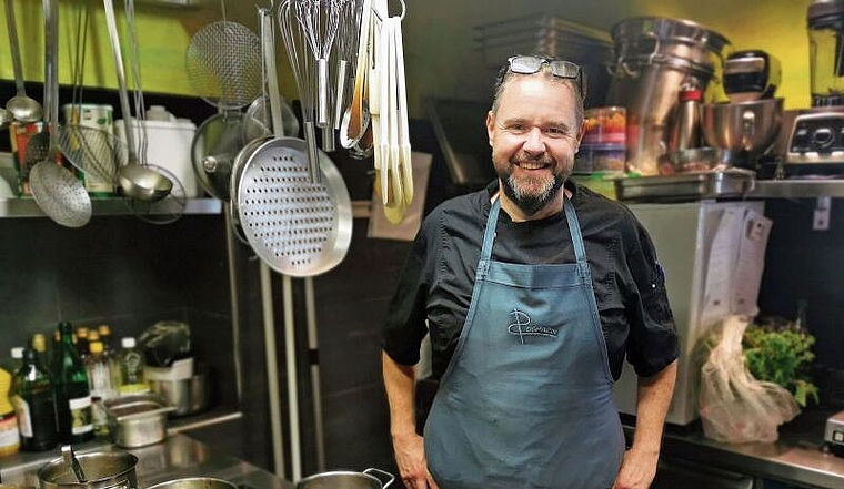 Reduziert Gästezahl rigoros: «Rosmarin»-Inhaber und -Koch Philipp Audolensky. Foto: Fritz Thut