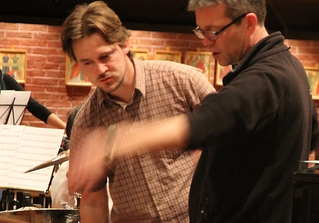 Zwei musikalische Leiter, ein Konzert: David Eiermann und Bernhard Ryter (v.l.) Foto: ST
