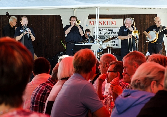Die nasskalten Tage weggeblasen: Rund 300 Zuhörerinnen und Zuhörer kamen zur Sonntagsmatinee mit der Wynavalley Oldtime Jazzband.