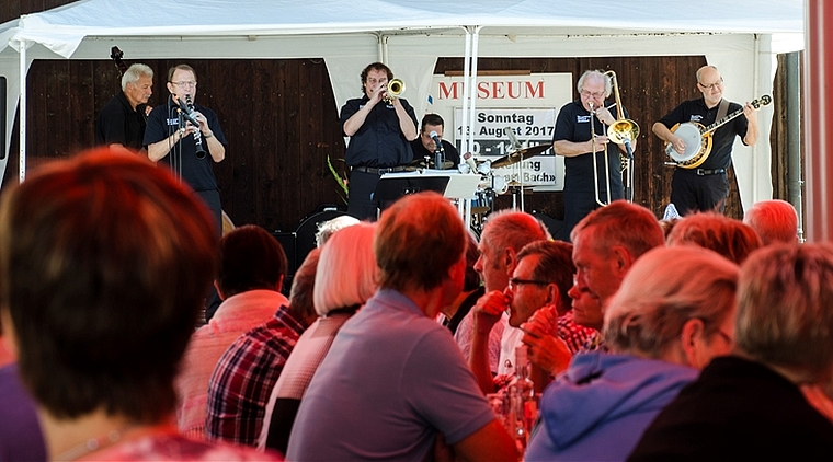 Die nasskalten Tage weggeblasen: Rund 300 Zuhörerinnen und Zuhörer kamen zur Sonntagsmatinee mit der Wynavalley Oldtime Jazzband.