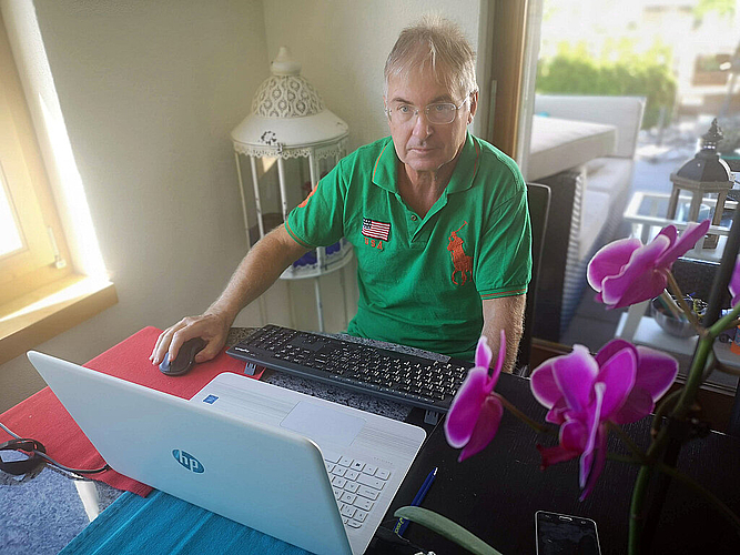 Abstecher in die Heimat: Hans Haller daheim in Meisterschwanden am PC. Foto: Fritz Thut