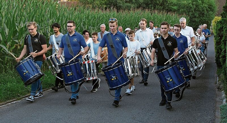 Offizielle Eröffnung: Zapfenstreich mit Tambouren und Musikanten am Freitag. Foto: Andreas Walker
