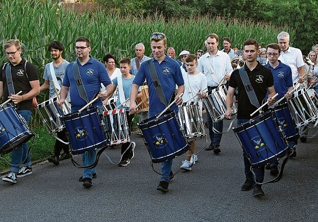 Offizielle Eröffnung: Zapfenstreich mit Tambouren und Musikanten am Freitag. Foto: Andreas Walker
