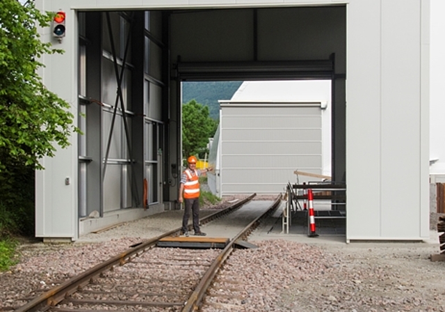 Vom Bözberg in die Oberegg: Gleiseinfahrt in den Entladebahnhof im Werk Wildegg. Von hier wird Auffüllmaterial mittels einer neuen Förderanlage in den Steinbruch Oberegg transportiert.
