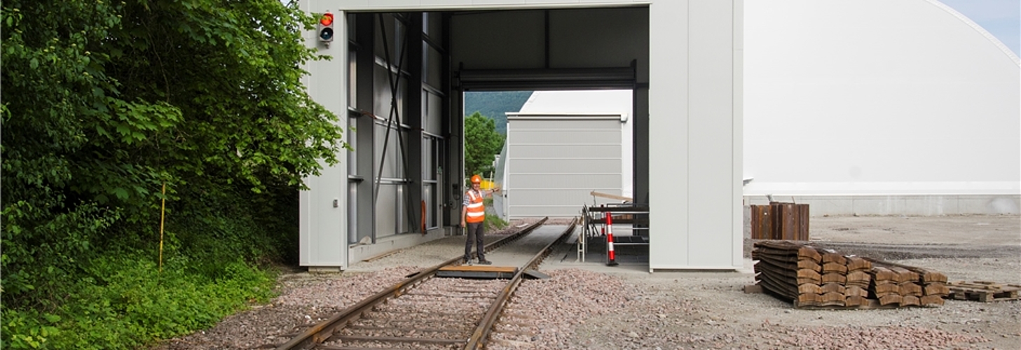 Vom Bözberg in die Oberegg: Gleiseinfahrt in den Entladebahnhof im Werk Wildegg. Von hier wird Auffüllmaterial mittels einer neuen Förderanlage in den Steinbruch Oberegg transportiert.
