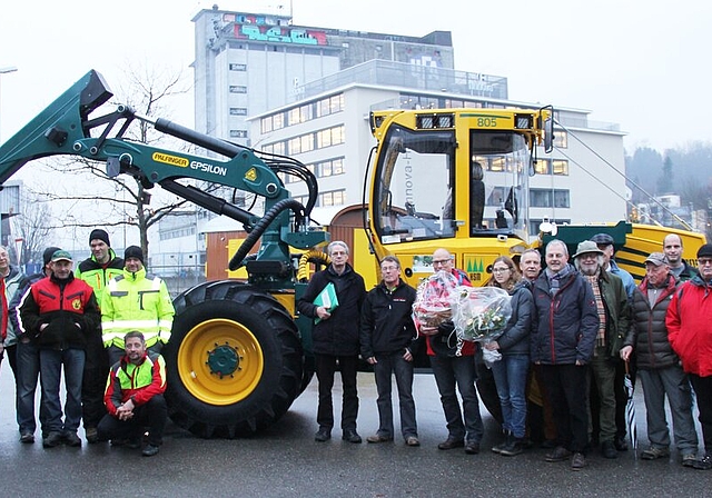 Spürbare Freude: Stadtrat, Forstbetriebskommission und das Forstpersonal nehmen den neuen Zangenschlepper in Empfang.Foto: Alfred Gassmann