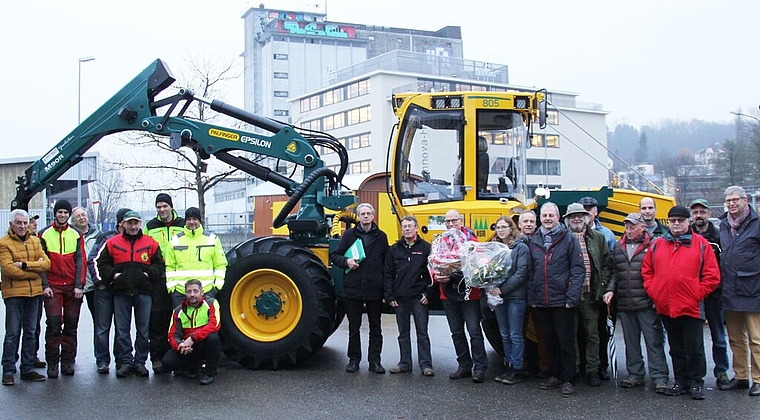 Spürbare Freude: Stadtrat, Forstbetriebskommission und das Forstpersonal nehmen den neuen Zangenschlepper in Empfang.Foto: Alfred Gassmann