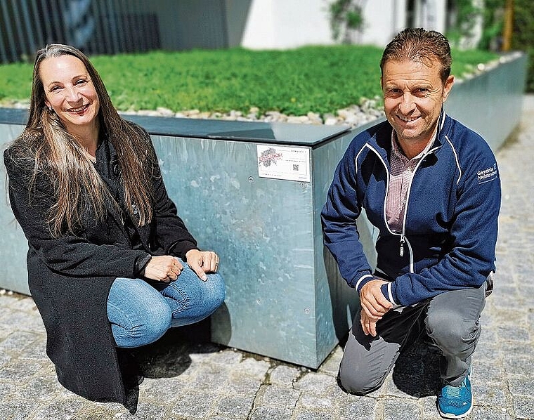 Hier geht es los: Initiantin Esther Riedo und Gemeindepräsident Ueli Haller neben dem Startschild auf dem Nicolas-Hayek-Platz. Foto: Fritz Thut