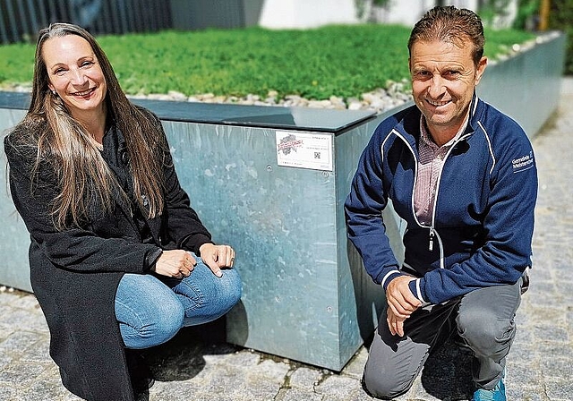 Hier geht es los: Initiantin Esther Riedo und Gemeindepräsident Ueli Haller neben dem Startschild auf dem Nicolas-Hayek-Platz. Foto: Fritz Thut