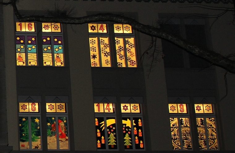 Adventsfenster im Angelrainschulhaus: Bis zum 24. Dezember werden alle Fenster in die Nacht hinausleuchten. Foto: AG
