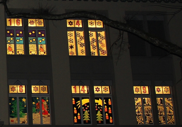 Adventsfenster im Angelrainschulhaus: Bis zum 24. Dezember werden alle Fenster in die Nacht hinausleuchten. Foto: AG