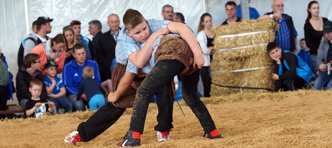 <em>Getragen von Klubkollegen:</em> Brunegg-Sieger Nick Alpiger. Foto: Pascale Alpiger