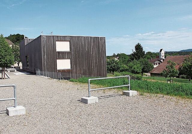 Angrenzend an das Mehrzweckgebäude: Standort der geplanten Kinderbetreuungseinrichtung. Foto: Alfred Gassmann