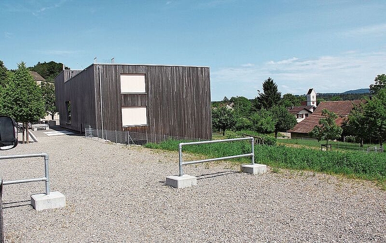 Angrenzend an das Mehrzweckgebäude: Standort der geplanten Kinderbetreuungseinrichtung. Foto: Alfred Gassmann