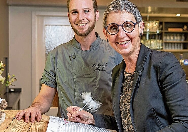 Ein erfolgreiches Duo: Claudia Züblin und ihr Sohn Nicolas sind stolz und mehr als zufrieden, wie sie ihren «Bären» innert kurzer Zeit zu einem beliebten Treffpunkt für alle gemacht haben. Foto: Romeo Basler