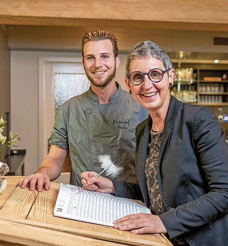 Ein erfolgreiches Duo: Claudia Züblin und ihr Sohn Nicolas sind stolz und mehr als zufrieden, wie sie ihren «Bären» innert kurzer Zeit zu einem beliebten Treffpunkt für alle gemacht haben. Foto: Romeo Basler