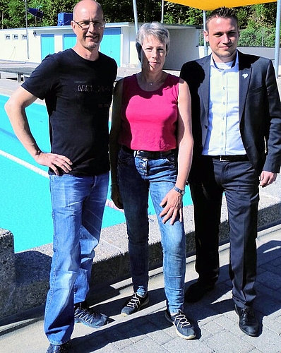 <em>Bereit für die neue Saison:</em> Badmeister Christof Hübscher, Kassenfrau Annegret Hirschi, Restaurantpächter Philipp Laube (Hotel Lenzburg). Foto: Fritz Thut