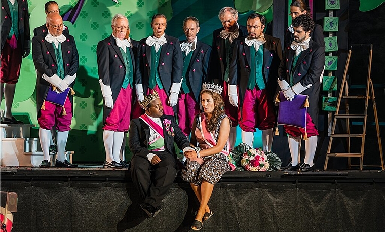 <em>Finanziell kein Happy End:</em> Szene mit Ramiro und Angelina aus der Produktion «La Cenerentola» der Oper Schloss Hallwyl. Foto: Ingo Höhn