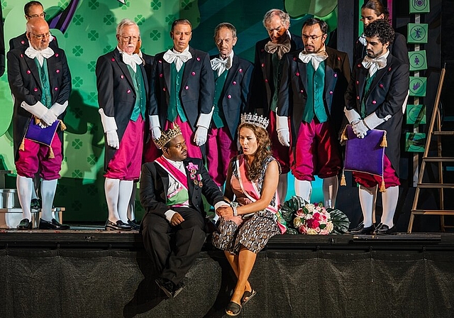 <em>Finanziell kein Happy End:</em> Szene mit Ramiro und Angelina aus der Produktion «La Cenerentola» der Oper Schloss Hallwyl. Foto: Ingo Höhn