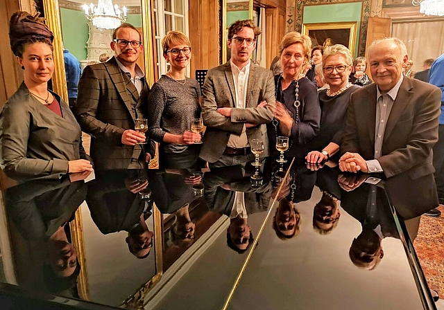 <em>Das neue Neujahrsblätter-Team bei der Präsentation:</em> Gestalterin Jeannine Grabolle, Bildredaktor Emanuel Freudiger, die Redaktoren Janine Gloor, Rolf Kromer, Andrea Hauner, Ortsbürgerkommissionspräsidentin Barbara Gurini und Chefredaktor 