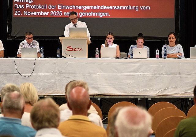 Der Gemeinderat Seon hielt die Versammlung ab: Vizeammann Markus Rihner, Gemeinderat Otto Walti, Gemeindeammann Peter Siegenthaler, die Gemeindeschreiberinnen Jennifer Kühni und Patrizia Sandmeier und die Gemeinderätinnen Andrea Callegher und Chris