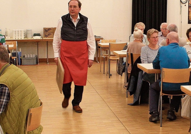 Gemeindeammann Jörg Bruder beim Servieren.Foto: Debroa Hugentobler
