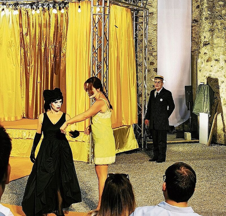 Zwei starke Frauenstimmen: Stephanie Pfeffer als Rosine und Christina Campsall als Susanne, beobachtet von Walter Küng als Tafelmajor im Hof von Schloss Hallwyl. Foto: Fritz Thut