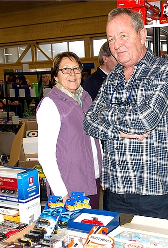 Helena und Urs Tuchschmid verkauften zum ersten Mal an der Spielzeugbörse in Brunegg.
