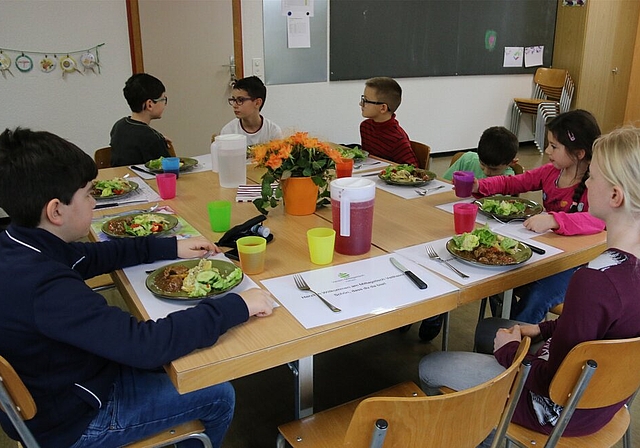 In vielen Gemeinden wird derzeit das Betreuungsangebot für Kinder, wie etwa der Mittagstisch, überarbeitet. Im Bild der Mittagstisch Veltheim. Foto: Melanie Solloso