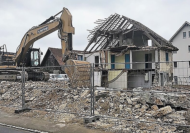 Einst: Abbrucharbeiten am Samelis-Huus in Möriken. Foto: zvg