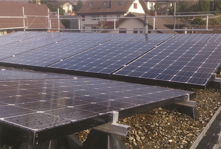 <em>Effizient:</em> Die Hochleistungspanels auf dem Dach an der Hauptstrasse 49 in Niederlenz haben im Sommer bis zu 1500 Kilowattstunden mehr produziert als verbraucht. Foto: zvg