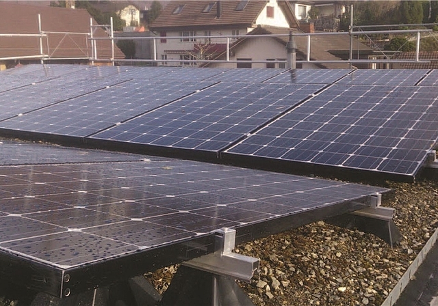 <em>Effizient:</em> Die Hochleistungspanels auf dem Dach an der Hauptstrasse 49 in Niederlenz haben im Sommer bis zu 1500 Kilowattstunden mehr produziert als verbraucht. Foto: zvg