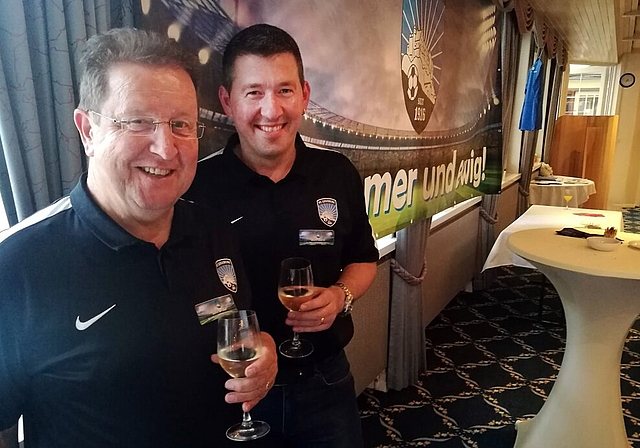 <em>«Auf immer und ewig»:</em> Die Co-Präsidenten des FC Lenzburg, Ueli Bruder und Mike Barth, vor dem Transparent mit dem Vereinsmotto.Foto: Fritz Thut